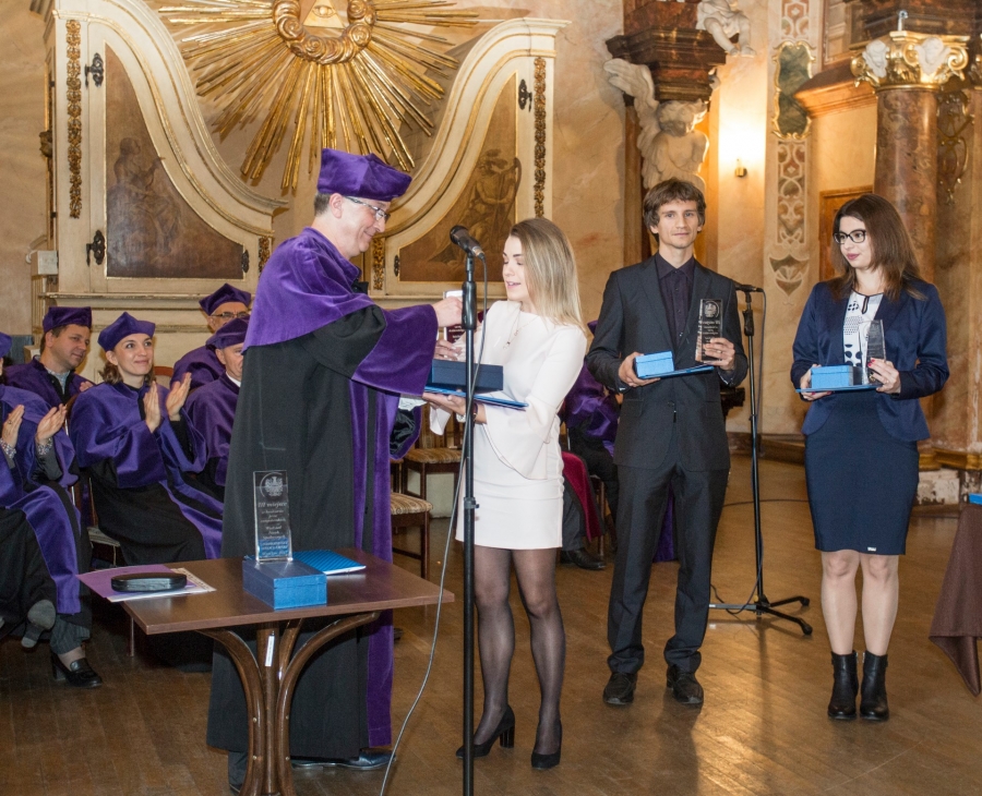 image: Nagroda za pracę magisterską dla absolwenta filozofii Marcina Domagały
